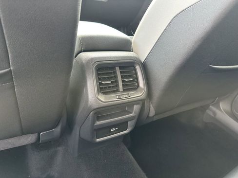 Used 2025 Volkswagen Taos SE AWD/4WD image 15