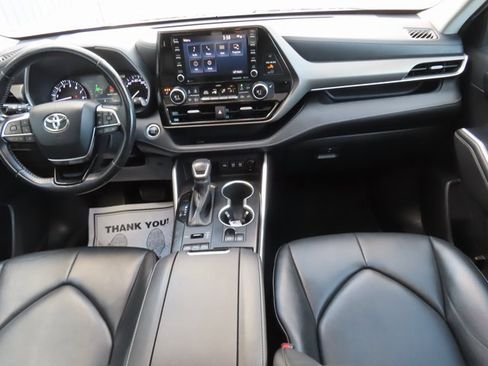 Used 2020 Toyota Highlander XLE image 26