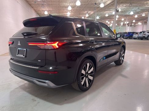 New 2025 Mitsubishi Outlander SE image 3
