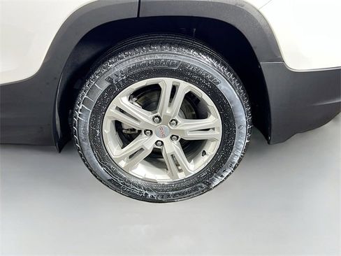 Used 2024 GMC Terrain SLE image 23