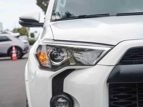 Used 2021 Toyota 4Runner SR5 Premium w/ Moonroof Package AWD/4WD image 10