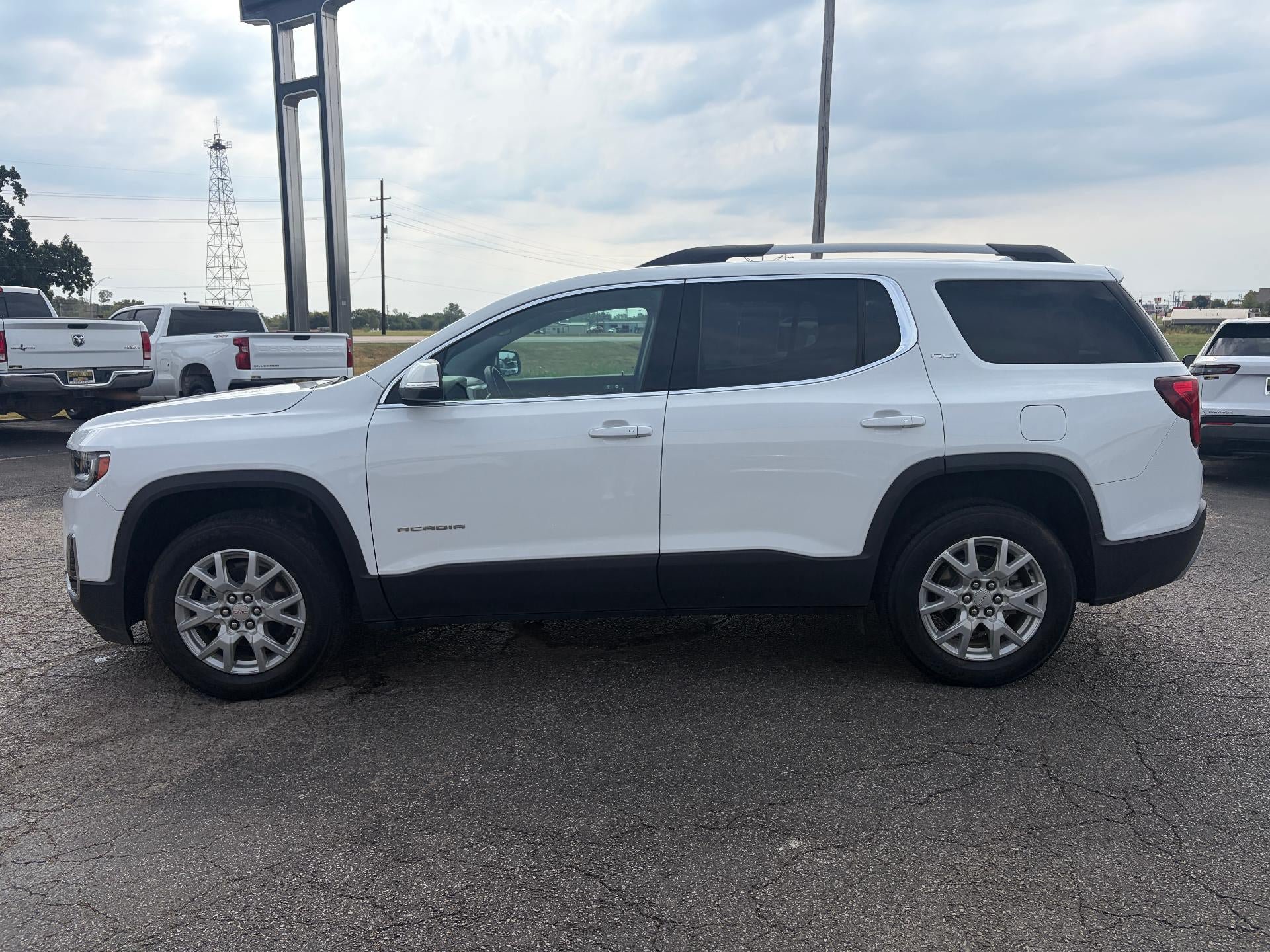 Used 2023 GMC Acadia SLT FWD image 3