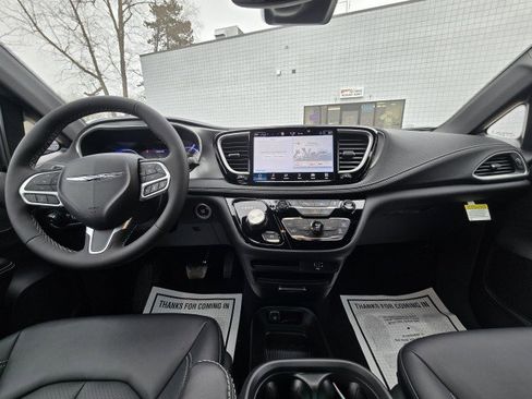 New 2026 Chrysler Pacifica Select image 14