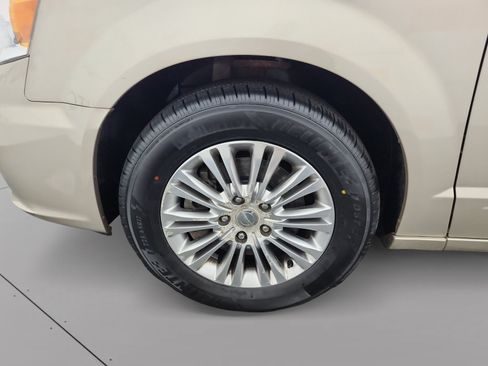 Used 2014 Chrysler Town & Country Touring-L FWD image 15