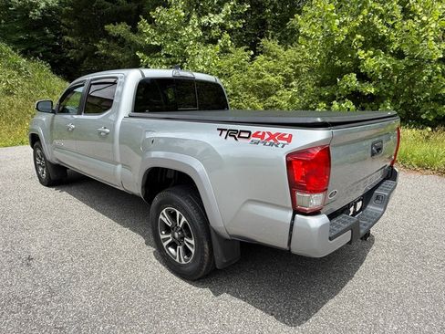 Used 2017 Toyota Tacoma TRD Sport w/ Tow Package AWD/4WD image 9
