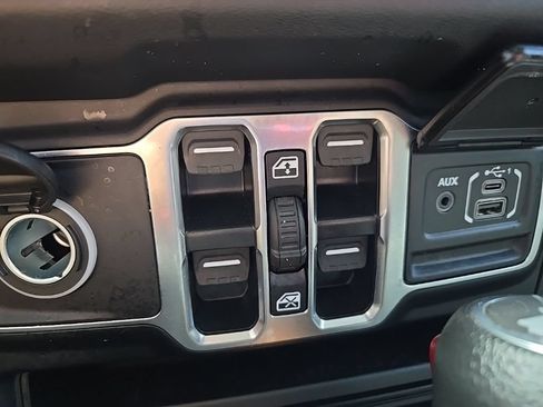 Used 2024 Jeep Wrangler Unlimited Sahara AWD/4WD image 29