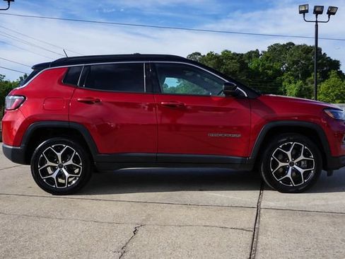 Used 2025 Jeep Compass Limited AWD/4WD image 3