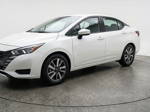Used 2025 Nissan Versa SV image 3