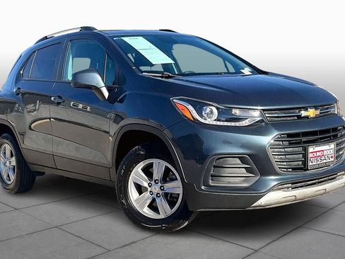 Used 2022 Chevrolet Trax LT w/ LT Convenience Package image 2