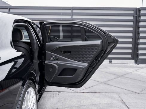 Used 2025 Bentley Flying Spur Plug-In Hybrid image 26