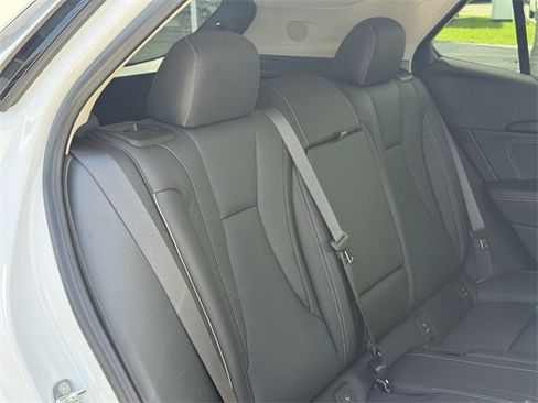 Used 2023 Buick Envision Essence image 32