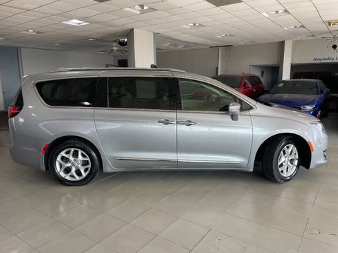 Used 2018 Chrysler Pacifica Touring-L Plus w/ Tire & Wheel Group image 8
