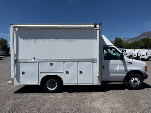 Used 2005 Ford E-350 and Econoline 350 Super Duty RWD image 2