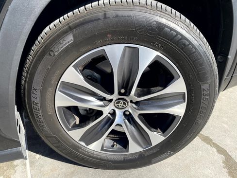 Used 2023 Toyota Highlander XLE image 6