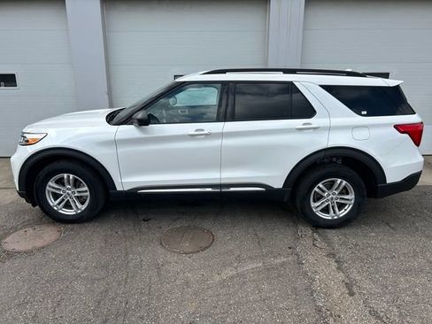 Used 2023 Ford Explorer XLT w/ Equipment Group 202A AWD/4WD image 3