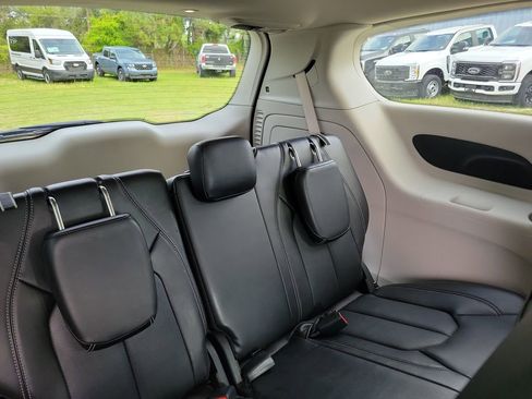 Used 2024 Chrysler Pacifica Limited FWD image 35