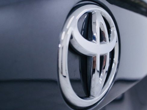 Used 2021 Toyota RAV4 XLE image 6