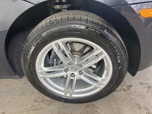 Certified 2025 Porsche Macan image 11