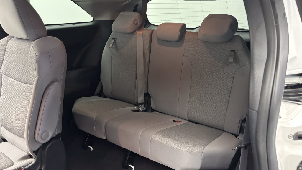 Used 2025 Toyota Sienna LE FWD image 17