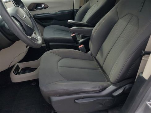 Used 2019 Chrysler Pacifica L image 15