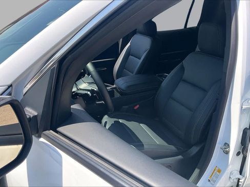 Used 2026 Chevrolet Traverse LT FWD image 9