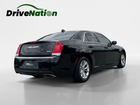 Used 2018 Chrysler 300 Touring RWD image 5