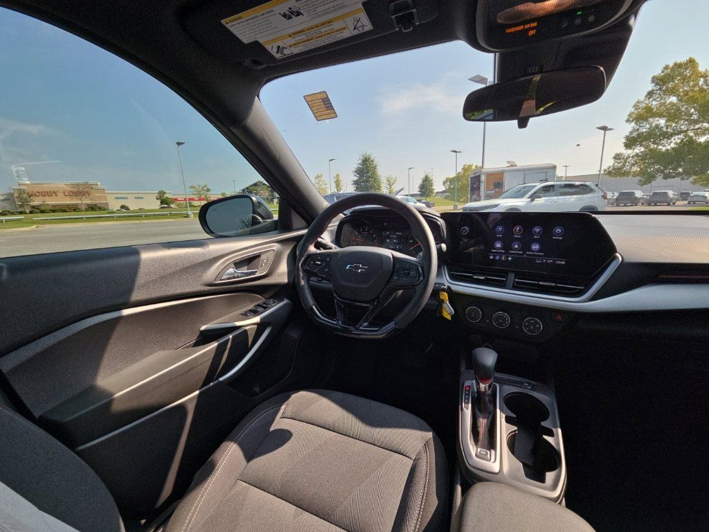 Used 2025 Chevrolet Trax RS w/ Sunroof Package FWD image 23