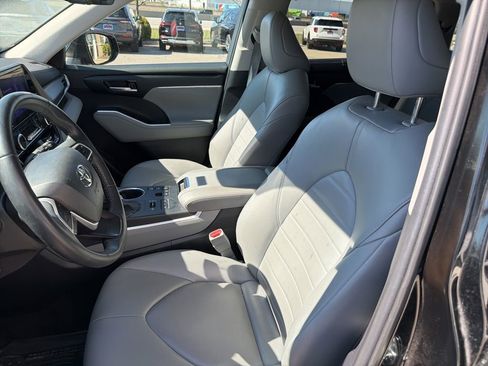 Used 2023 Toyota Highlander XLE image 13