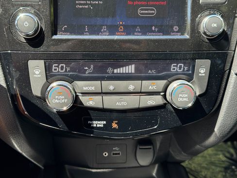 Used 2018 Nissan Rogue SV w/ Premium Package AWD/4WD image 27
