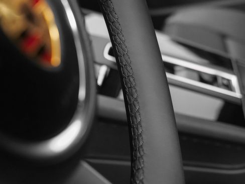 Used 2025 Porsche Macan image 25