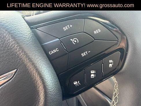 Used 2025 Chrysler Pacifica Limited FWD image 19