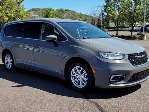 Used 2023 Chrysler Pacifica Touring-L FWD image 2
