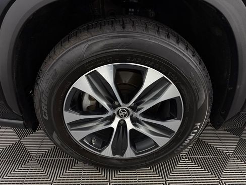 Used 2025 Toyota Highlander XLE image 12