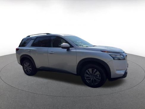 Used 2025 Nissan Pathfinder SV FWD image 2