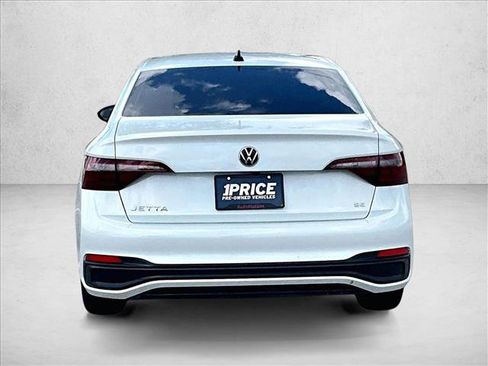 Used 2024 Volkswagen Jetta SE w/ Panoramic Sunroof Package FWD image 4