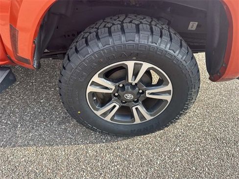 Used 2018 Toyota Tacoma TRD Sport image 11