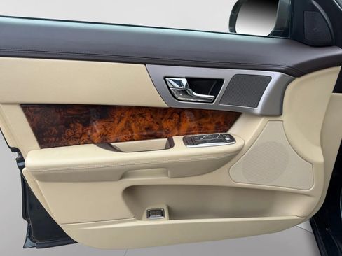 Used 2010 Jaguar XF Premium RWD image 13