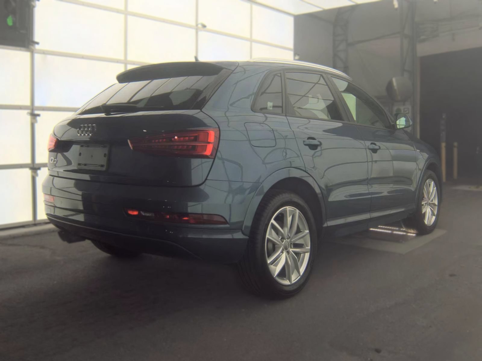 Used 2018 Audi Q3 2.0T Premium FWD image 2