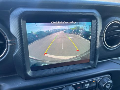 Used 2021 Jeep Wrangler Unlimited Sahara AWD/4WD image 17