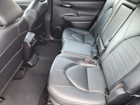 Used 2022 Toyota Highlander XLE FWD image 29