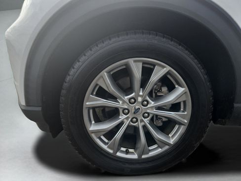 Used 2020 Ford Explorer XLT w/ Equipment Group 202A image 9