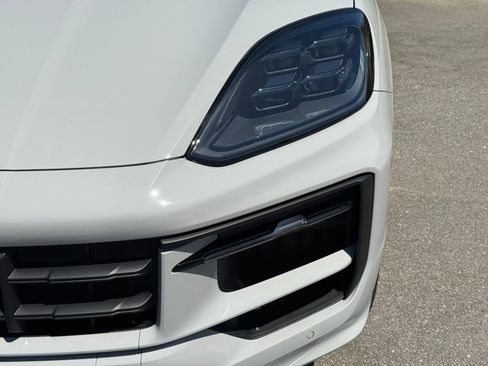 Used 2025 Porsche Cayenne Coupe AWD/4WD image 11