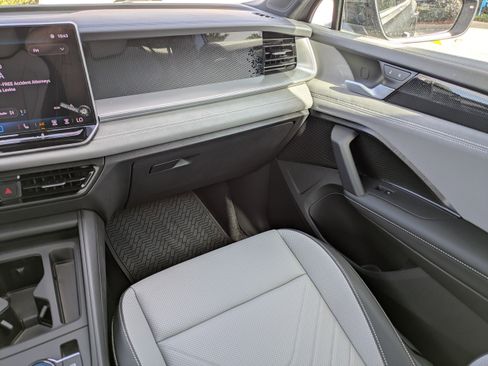 New 2026 Volkswagen Tiguan SE R-Line FWD image 18