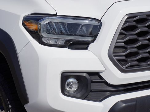 Used 2022 Toyota Tacoma TRD Off-Road w/ Technology Package AWD/4WD image 3