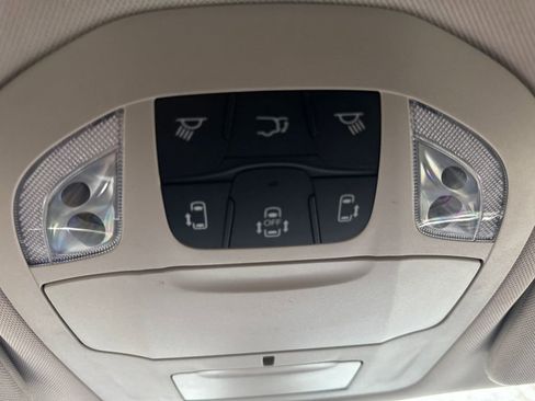 Used 2022 Chrysler Voyager LX image 29