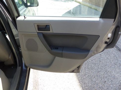 Used 2010 Ford Focus SE FWD image 33