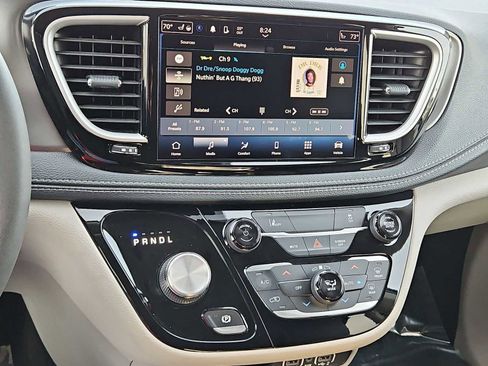 Used 2022 Chrysler Pacifica Touring-L image 28