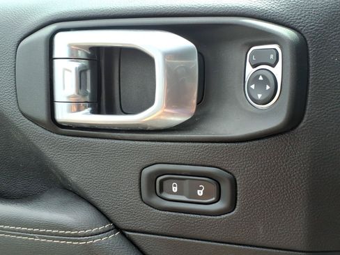 Used 2022 Jeep Wrangler Unlimited Sahara w/ LED Lighting Group AWD/4WD image 23