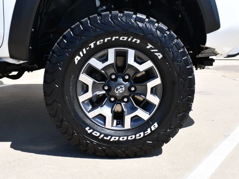 Used 2022 Toyota Tacoma TRD Off-Road w/ Technology Package image 5