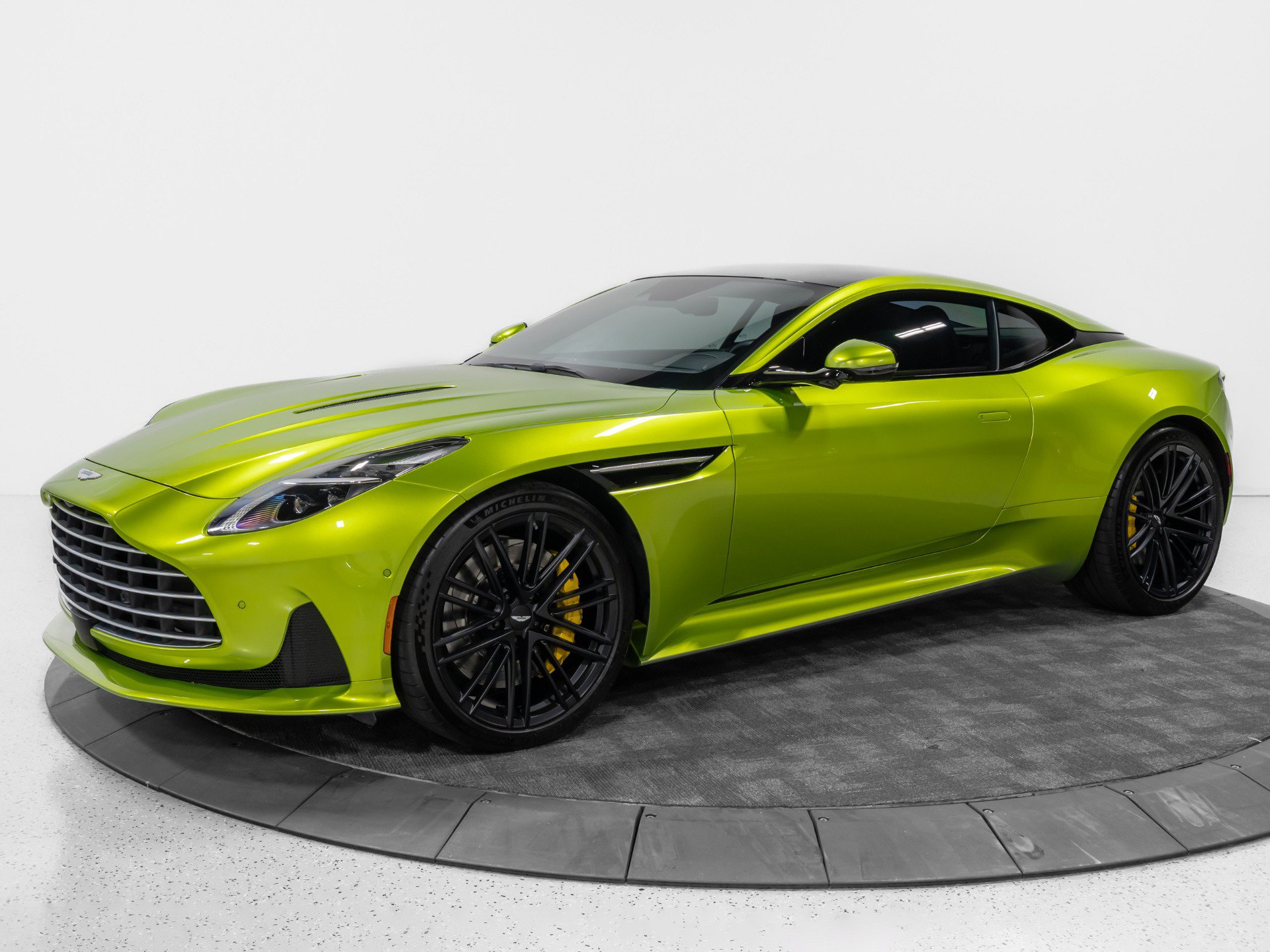 Used 2024 Aston Martin DB12 Coupe RWD image 3